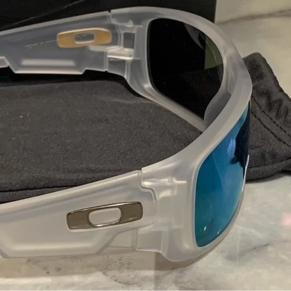 Oakley Crankshaft Violet Iridium Polarized Lenses, Matte Clear Frame NWT $187 - Picture 2 of 9